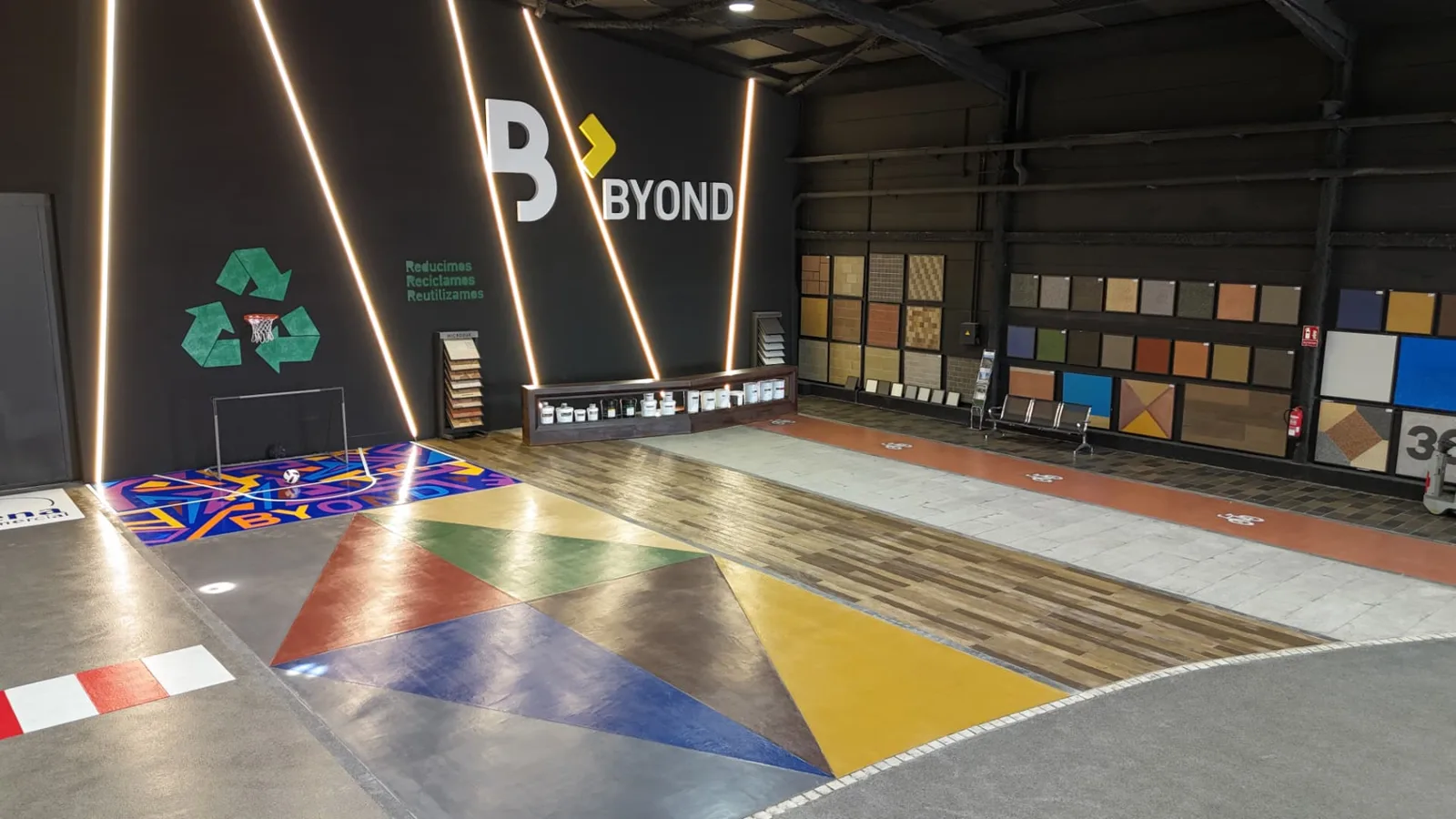 Showroom BYOND con muestras de pavimentos decorativos, deportivos e impresos