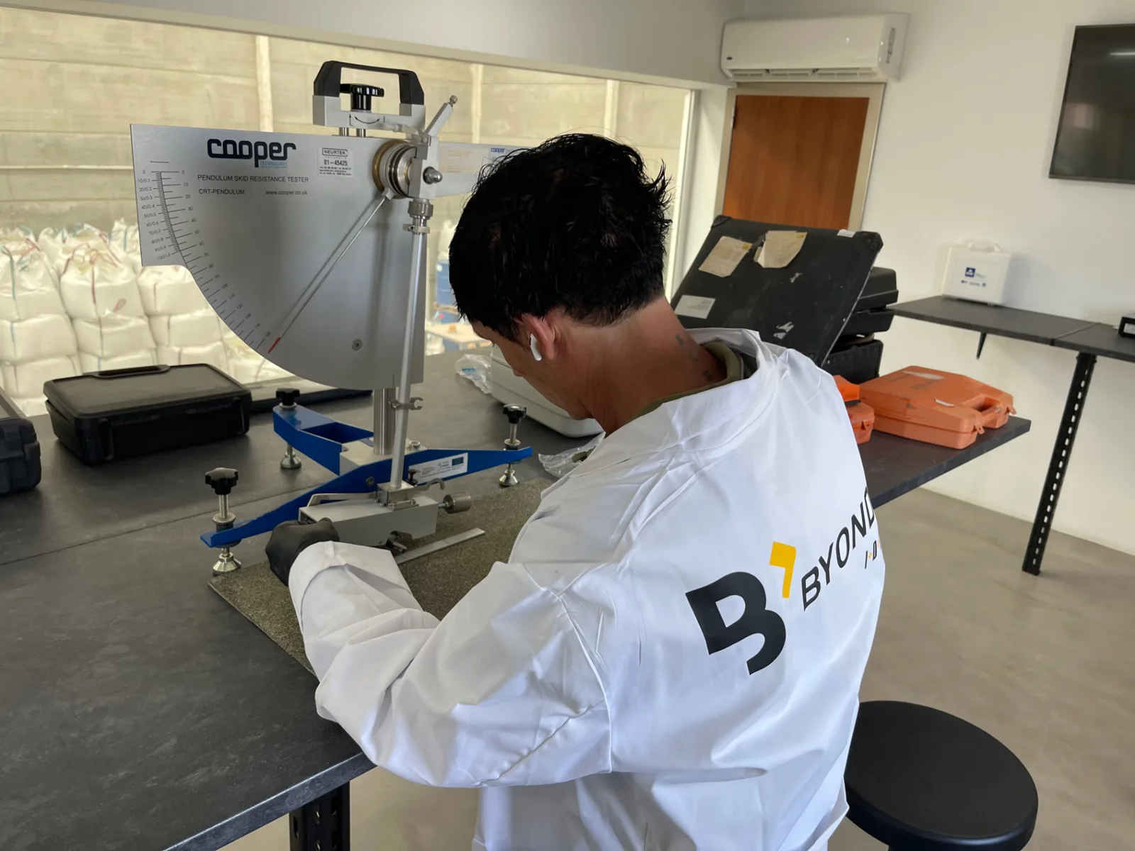 Medición de la resistencia al deslizamiento con péndulo sobre una muestra en laboratorio