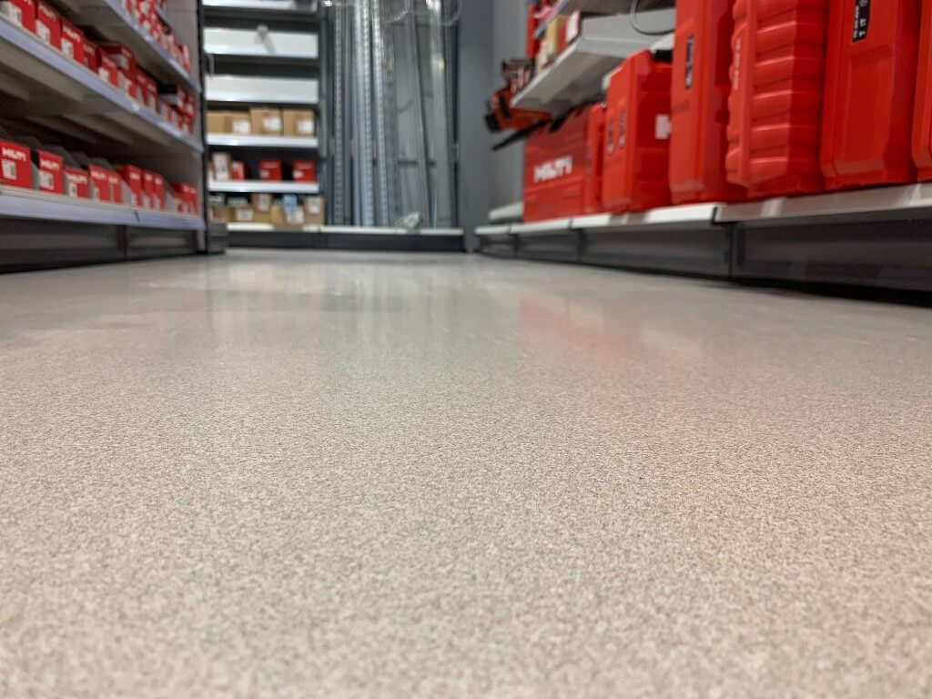 Pavimento microgranito continuo en tienda Hilti