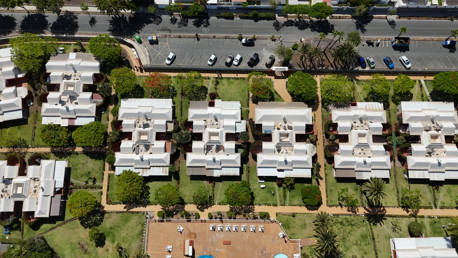 Vista aérea de Bungalows Los Melocotones y sus caminos