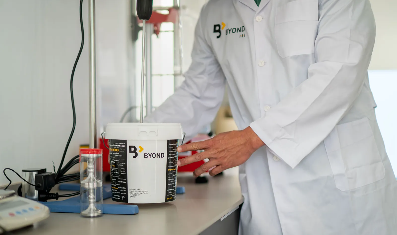Formulación y mezcla de materiales en el laboratorio de BYOND