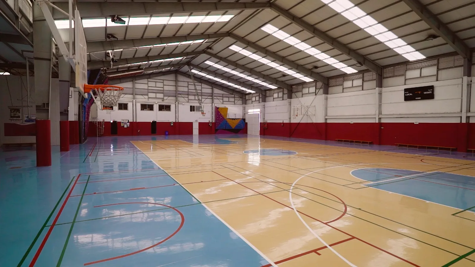 Cancha interior con pavimento deportivo continuo