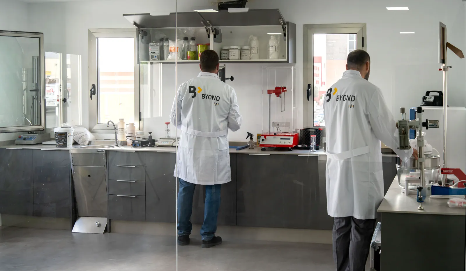 Centro de I+D+i de BYOND Canarias con dos técnicos trabajando